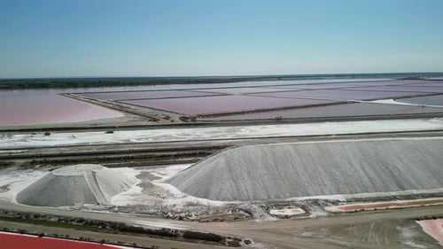 Vista aérea das lagoas de evaporação de sal, Aigues-Mortes, França.