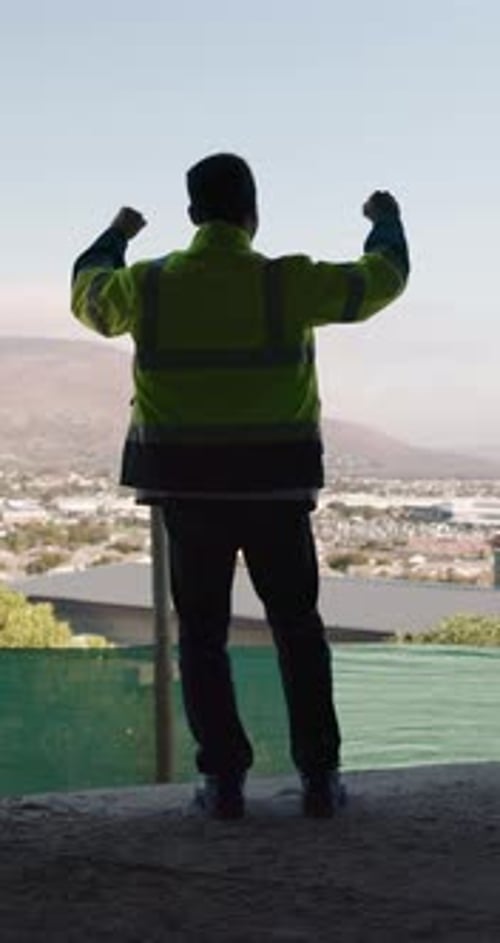 De vuelta, arquitecto y hombre con celebración en el sitio de construcción, logro en el desarrollo y victoria