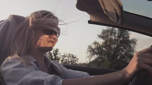 Junges schönes Mädchen fährt im Sommer einen Cabrio-Sportwagen