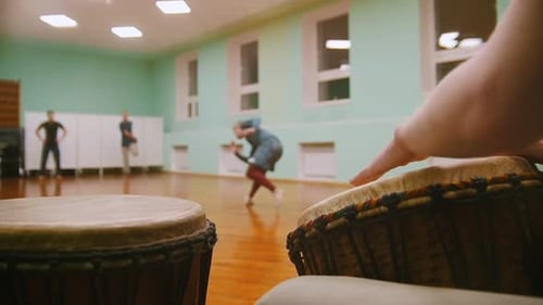 Jouant d'un instrument de musique Jembe ou Atabaque sur fond masculin