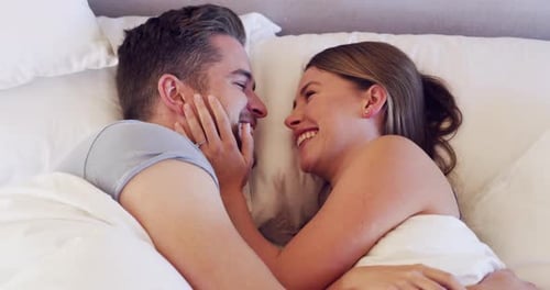 4k-Videomaterial eines glücklichen jungen Paares, das zu Hause einen liebevollen Moment im Bett teilt