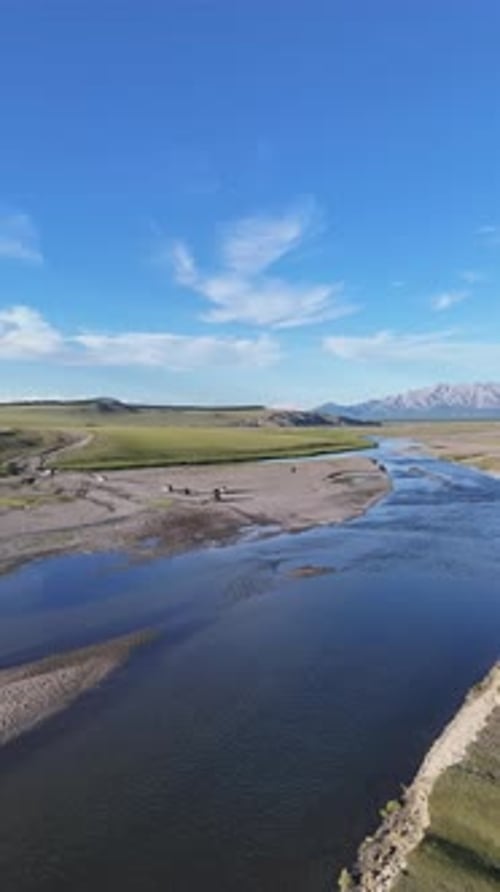 Paysage fluvial serein en Mongolie