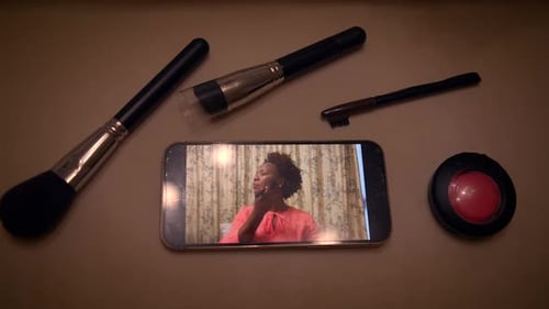 Crea un tutorial de maquillaje atractivo con productos de belleza filmados en tu teléfono inteligente para las redes sociales