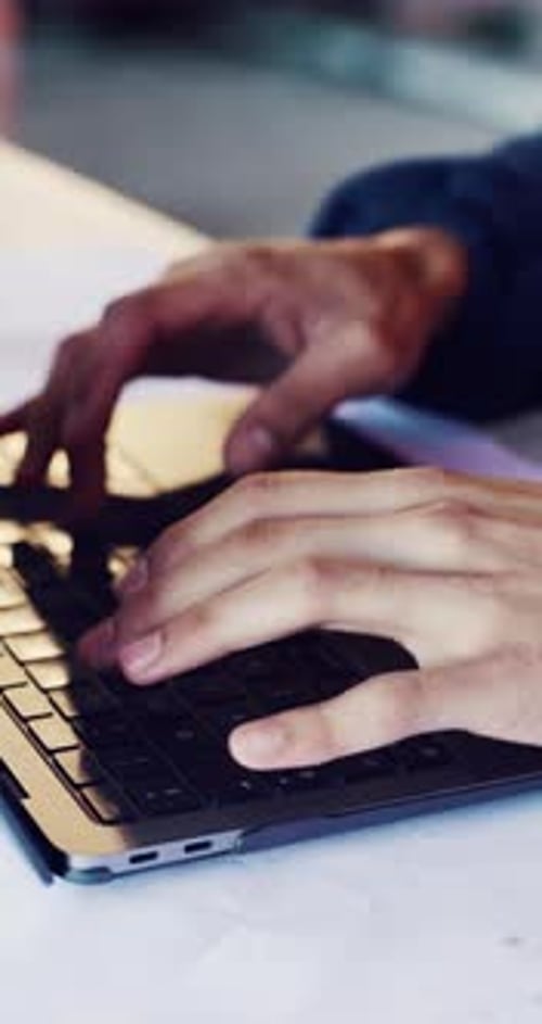 Mains, ingénieur et saisie sur un ordinateur portable pour la construction, la recherche et le courrier électronique pour la conception de bâtiments