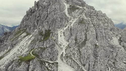 Belle vue aérienne des montagnes alpines 11er (Stubai, Autriche). Volant vers le bas près du sommet le long de St.