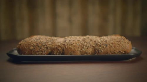 Frisch gebackenes Bio-Brot auf Holztischhintergrund