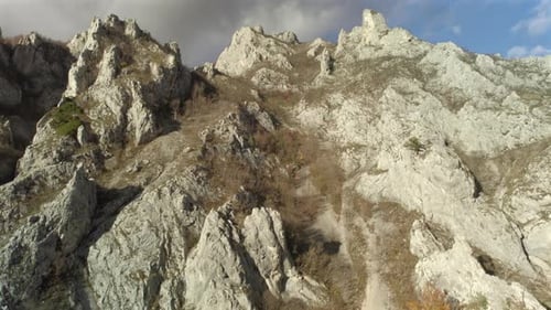 Bergkammaufnahmen einer absteigenden Drohne, aufgenommen aus einer engen Perspektive mit Blick nach oben.