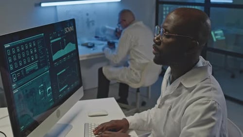 Elektronikingenieur untersucht Dateninformationen auf dem Computermonitor im Labor