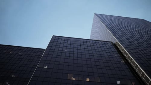 Modernos edificios de cristal bajo un cielo despejado al anochecer en una ciudad bulliciosa