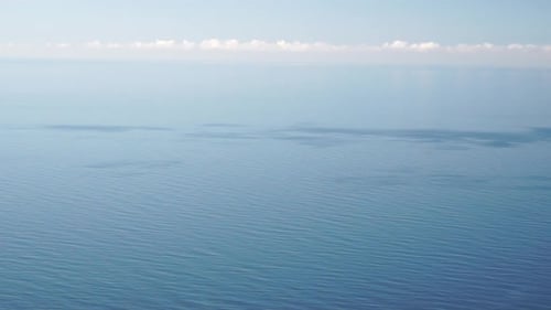 Panoramaaufnahme des wunderschönen Sonnenuntergangs über dem Meer Schöne Meereslandschaft Sonnenblendung Kleine Wellen auf dem