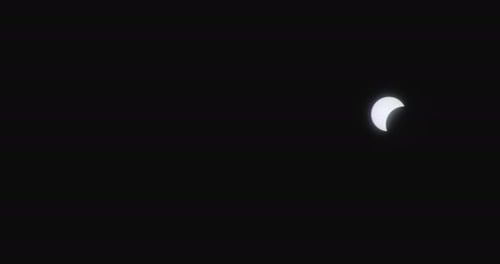 Naturphänomen mit partieller Sonnenfinsternis.