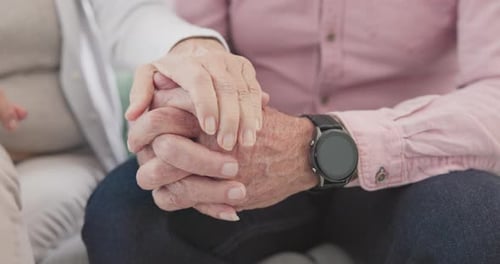 Nahaufnahme eines alten Paares, eines Mannes und einer Frau beim Händchenhalten für Liebe, Fürsorge und Vertrauen im Ruhestand