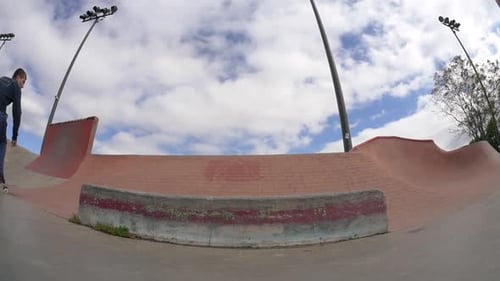 un patineur fait un 360 sur la rampe du skatepark