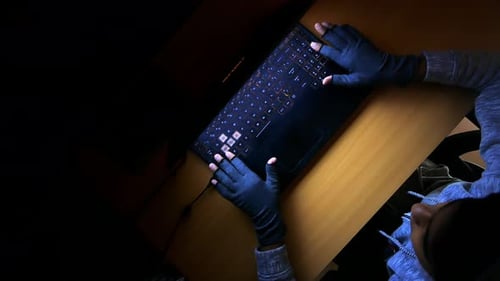 Hacker Hand vole des données d'un ordinateur portable de haut en bas