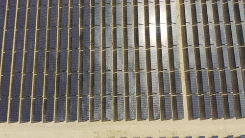 4K-Videomaterial eines Solarpanels auf einer Farm