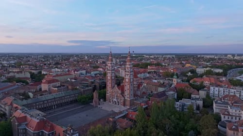 Luftaufnahme von Szegedi Dom bei Sonnenuntergang, Ungarn.