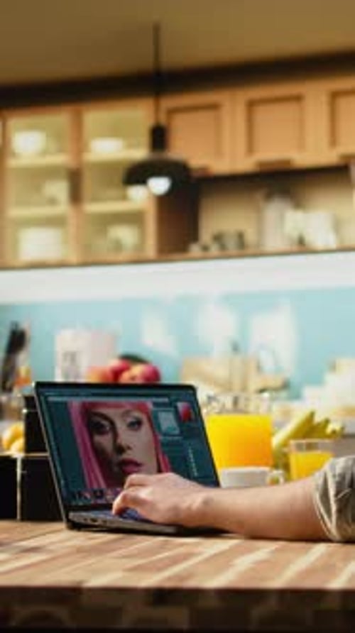 Vidéo verticale : une personne édite une photo sur un ordinateur portable pour le flux de post-production