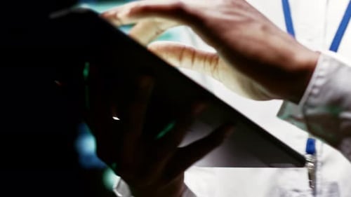 Afroamerikanischer Ingenieur unterstützt KI- und Machine-Learning-Workloads in Rechenzentren mit Servern