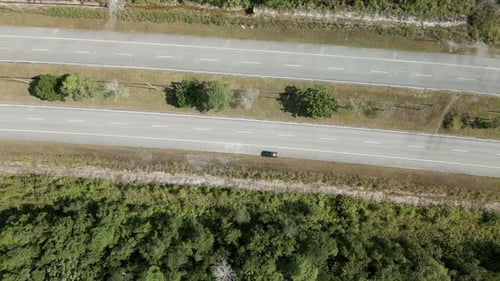 Beau ciel vert et bleu Matang FAC Highway Sarawak, Bornéo.