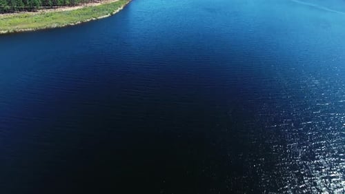 4K-Luftaufnahmen von Drohne von einem ruhigen Damm und umliegendem Land