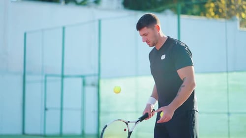 Sportsman stopft den Ball an die Kante des Schlägers