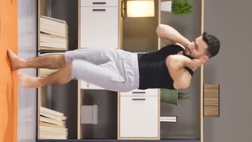 Vertikales Video eines Bodybuilder-Mannes, der zu Hause Bauchmuskeltraining macht.
