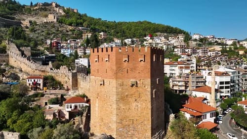 Alanya Kalesi, vista aérea, torre roja de 4 K, mar azul, sol matutino, torre roja