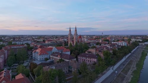 Luftaufnahme der Kirche von Szegedi Dom bei Sonnenuntergang, Ungarn.