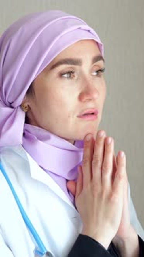 Nurse Praying Peacefully Medical Professional Reflects In Prayer With Calm Confidence Healthcare