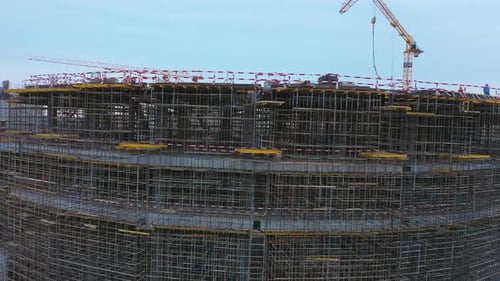 Estadio deportivo con andamios y grúas en el sitio de construcción