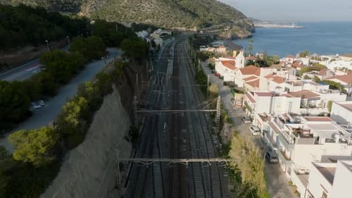 Vorwärts fliegen Sie über eine mehrgleisige Eisenbahnlinie, die durch kleine Küstenstädte führt, und direkt