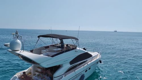 Vista aérea: praia branca e limpa do Mediterrâneo cheia de esportes aquáticos e jogos