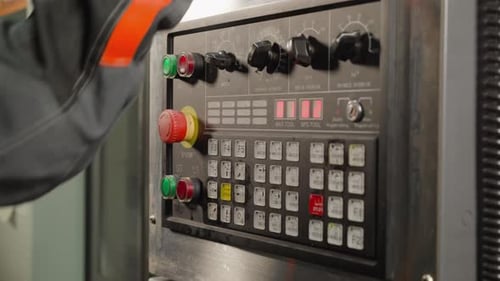 Facharbeiter bedient das CNC-Maschinenbedienfeld