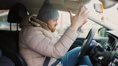 Motorista irritado em um engarrafamento