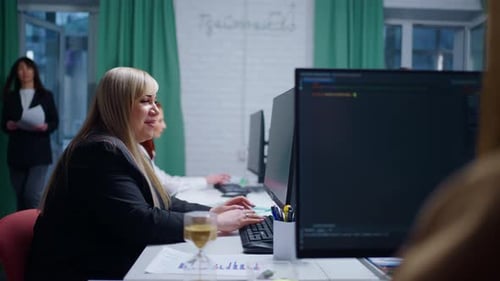 Journée de travail dans un bureau moderne, jeunes femmes adultes travaillant avec des ordinateurs, équipe de professionnels de l'informatique