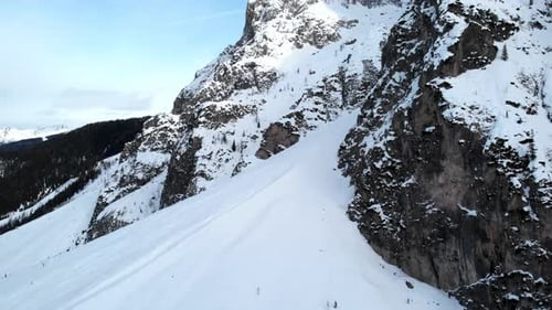 L'action des skieurs sur des falaises abruptes Les skieurs aventureux descendent des falaises glacées sous d'imposants sommets