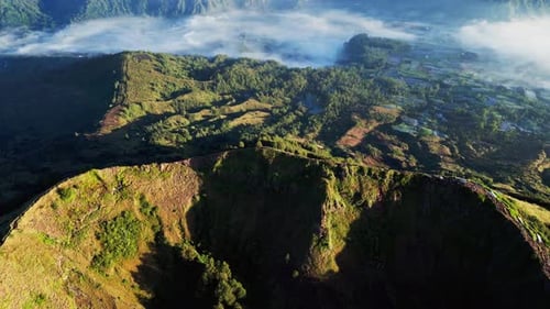 Paysage pittoresque de montagnes volcaniques avec les falaises escarpées du mont Batur et la caldeira recouverte de brouillard