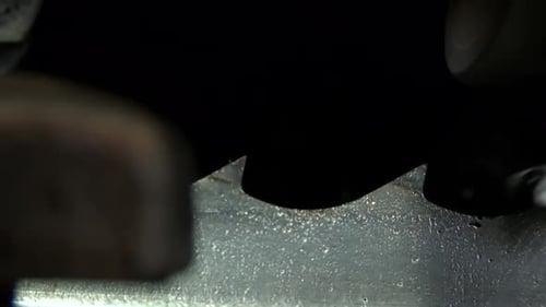 The band saw sharpens automatically. Sharpening of a band saw