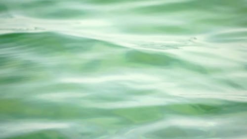 Meeresoberfläche, niedriger Winkel, Blick über klares, azurblaues Meerwasser, Sonnenblendung, abstrakter nautischer Sommerozean
