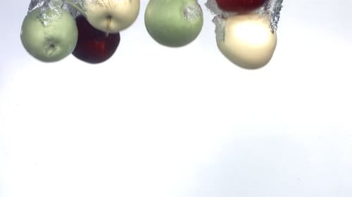 Knusprige Äpfel, die in Zeitlupe ins erfrischende Wasser spritzen