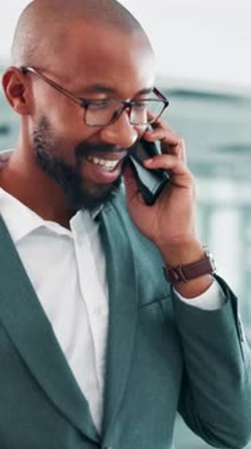 Negocios, llamada telefónica y hombre negro en la oficina, sonrisa y comunicación con negociación