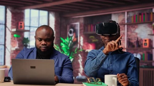 Una mujer interactúa con la realidad virtual mientras su novio completa la animación 3D