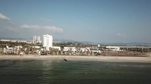 Playa y edificio en Israel