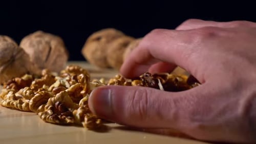 Walnüsse auf Holzplatte