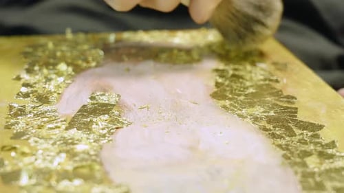 Der Künstler trägt Gold auf das Ölgemälde auf