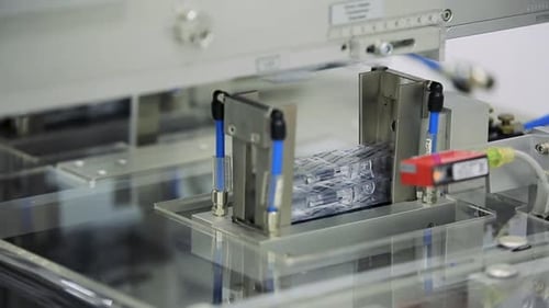 Automatisierte maschinelle Verarbeitung medizinischer Spritzen in einer pharmazeutischen Fabrik