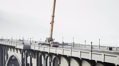 Gran grúa para automóviles en el puente en construcción