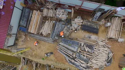 Vista aérea: trabajadores colocan concreto para los cimientos de un edificio grande