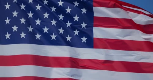 La bandera nacional de los Estados Unidos ondeando en el viento.