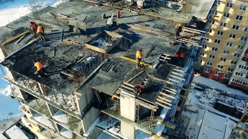 Eine Gruppe von Arbeitern auf einem im Bau befindlichen Gebäude